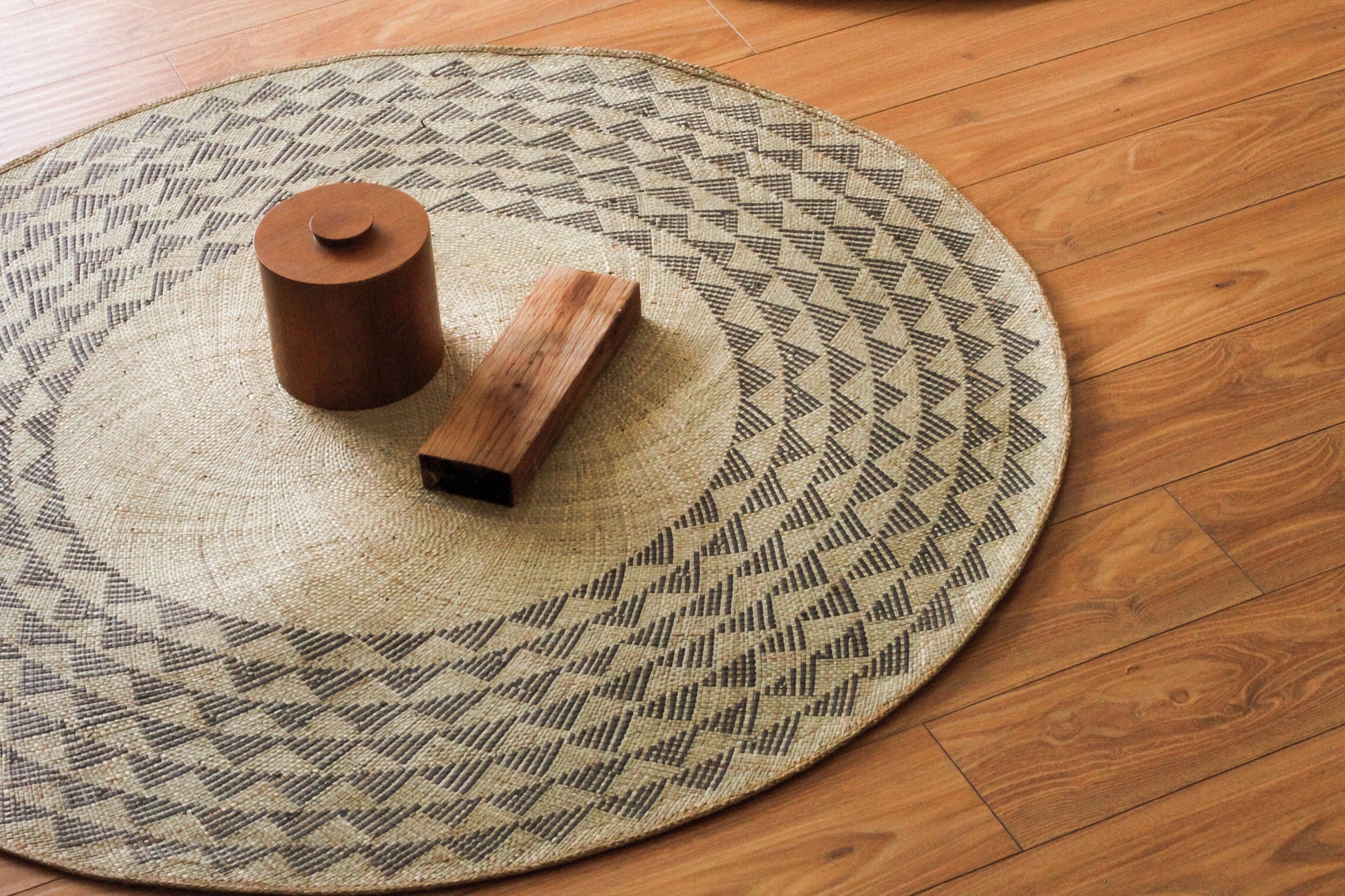 Black Triangle Mat | 4' Round | Natural Base - Raee-Industries